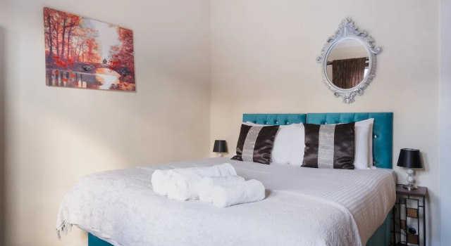 Novelty Suites - Roslin Street