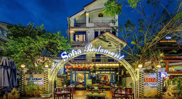 Кровать в общем номере Sofia Boutique Hotel Danang