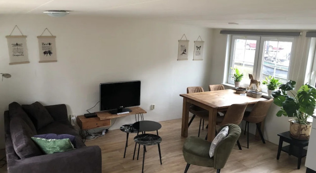 Апартаменты Comfort Slapen in eigentijds woonboot hotel