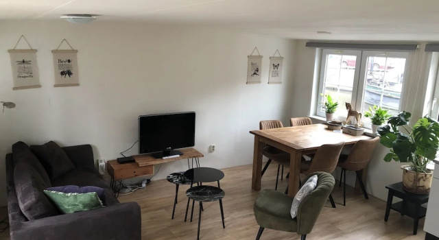 Апартаменты Comfort Slapen in eigentijds woonboot hotel