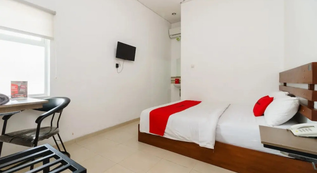 Двухместный номер Standard RedDoorz Syariah near Jembatan Siti Nurbaya Padang