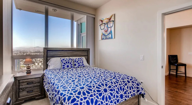 Gorgeous 2 BR  Downtown San Diego, Забронировать Отель Отели Сан-Диего с парковкой, рядом с AD Nightclub, Парковка