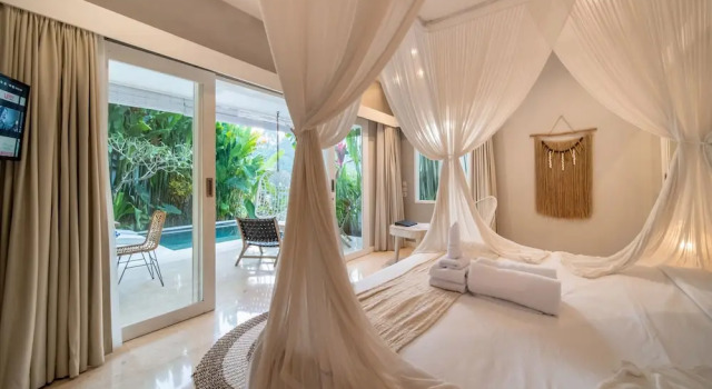 Romantic Jungle Villa, 1 BR, Ubud With Staff
