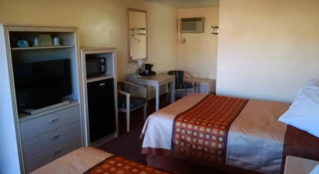 Четырёхместный номер Standard с видом на горы White Sands Motel