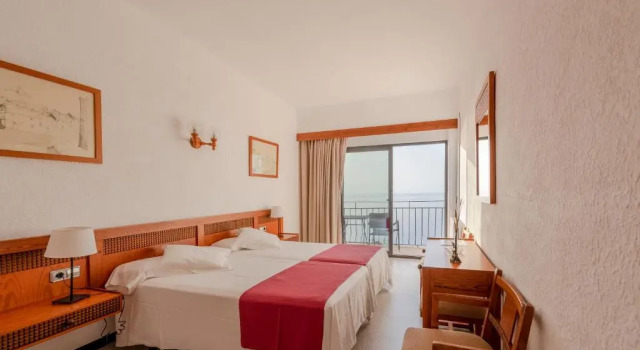 Двухместный номер Standard с балконом и с видом на море Hostal Sa Baronia