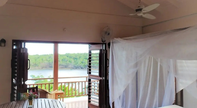 Апартаменты Two Bays Beach Villa, Apartment, and Studios