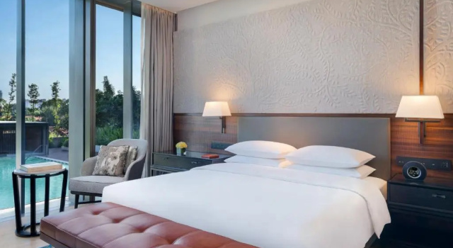 Люкс Royal с видом на бассейн Hyatt Regency Phnom Penh