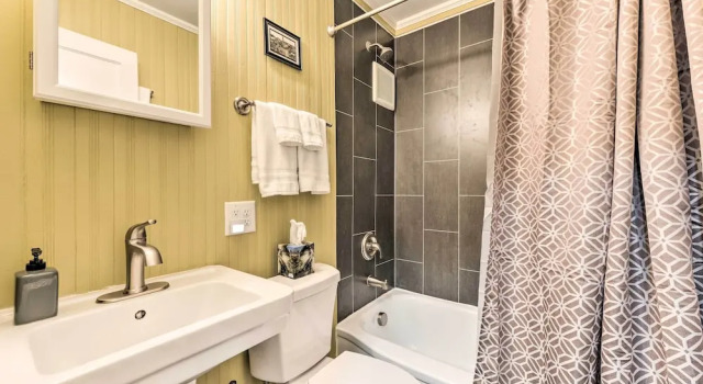Коттедж с 2 комнатами с балконом Freshly Renovated Raleigh Home Near Downtown!
