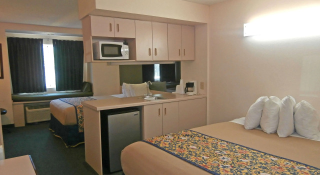 Четырёхместный люкс Americas Best Value Inn & Suites-McDonough
