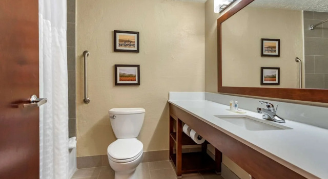 Четырёхместный люкс с 2 комнатами Comfort Inn Madison near Clifty Falls