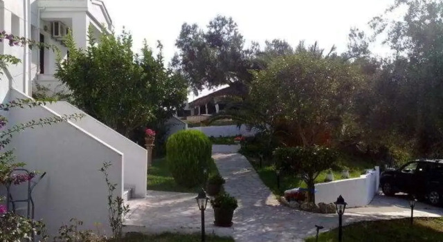 Zephyros, Book Hotel Polykhrono 
