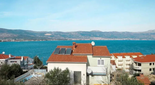 Апартаменты Comfort Sea-View Apartments with Pool, Terrace, and Outdoor Lounge in Scenic Čiovo Island