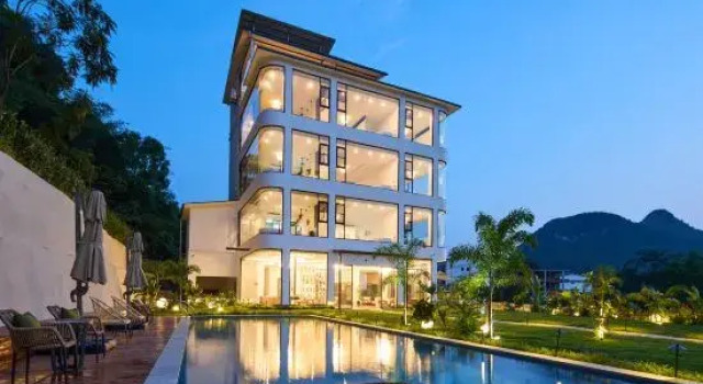 Cloudy deep Hotel