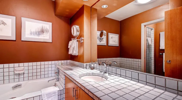 Номер Standard с 2 комнатами с балконом Centennial 2 Bedroom Condo Unit no. 7