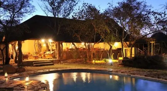 Bateleur Tented Safari Lodge and Bush Spa, Buchen Sie Resort Waterberg District Südafrika