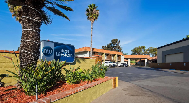 Кровать в общем номере Best Western Oceanside Inn