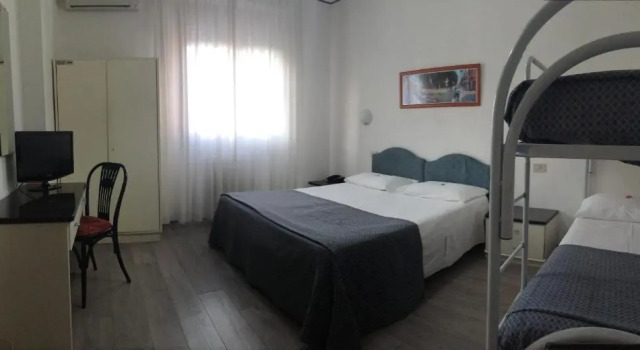 Standard Vierer Zimmer Hotel Capitol
