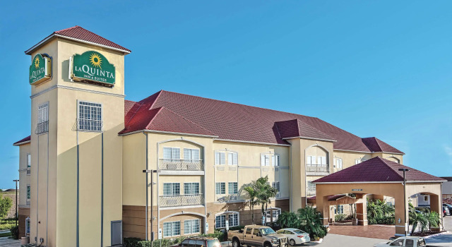 La Quinta Inn & Suites by Wyndham Mercedes Outlet Mall, Забронировать Отель Мерседес Rio Grande Valley