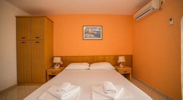 Apartments Ana, Забронировать Апартаменты/квартира Трогир Ciovo Island, рядом с Пляж Татинье