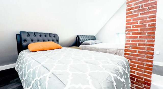 2 Homes, 1 Stay-7BR Niagara Falls Compound, Забронировать Дом для отпуска Коттеджи Ниагара Фолс, рядом с Schoellkopf Power Station, Коттедж
