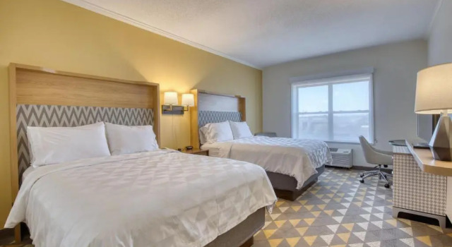 Четырёхместный номер Executive Holiday Inn Hotel & Suites Madison West - Middleton by IHG