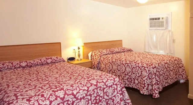 Четырёхместный номер Standard Charlie's Motel
