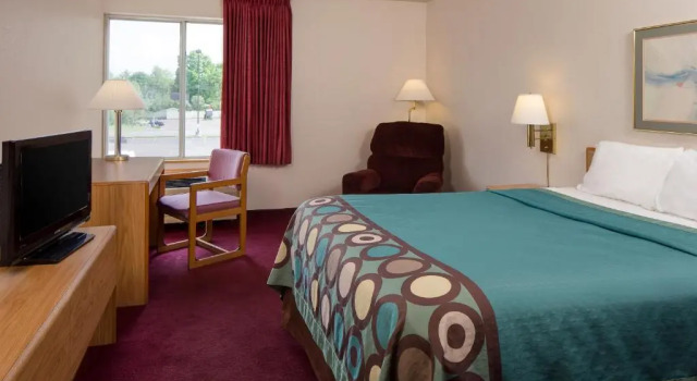 Двухместный номер Queen Super 8 by Wyndham Menomonie WI