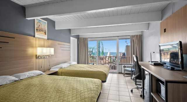 Четырёхместный номер Standard с балконом и с видом на бассейн Aztec Ocean Resort