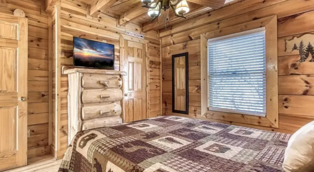 The Wildlife Lodge - Great Location! Close To Tanger Outlets! 5 Bedroom Cabin by RedAwning