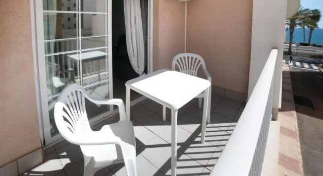 Apartamento con piscina y terraza a 50 metros de la playa