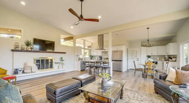 < 1 Mi to Shops: Uptown Sedona Home w/ Hot Tub!, Забронировать Дом для отпуска Коттеджи Седона, рядом с Honanki, Коттедж