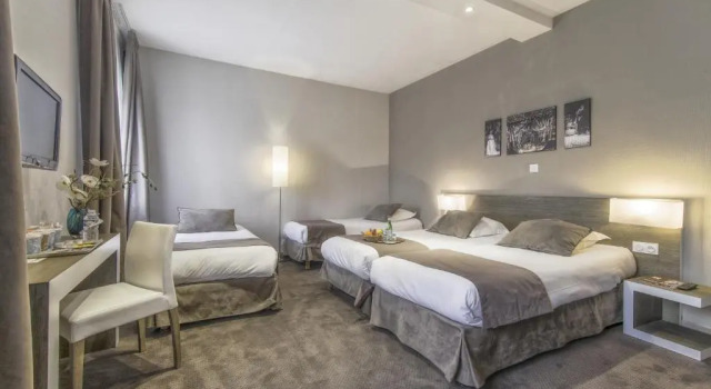 Четырёхместный номер Standard KYRIAD ORANGE Centre Ville - HOTEL RESTAURANT BAR - Galerie dArt des Princes - Provence Alpes CôteAzur - France - AUTOROUTE A7-A9 - exit21- Châteauneuf-du-Pape Avignon Bollene Nimes Valence - Terrasse - Repas - Petit Déjeuner