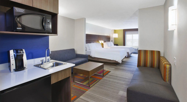 Четырёхместный люкс Holiday Inn Express Hotel & Suites Auburn Hills by IHG