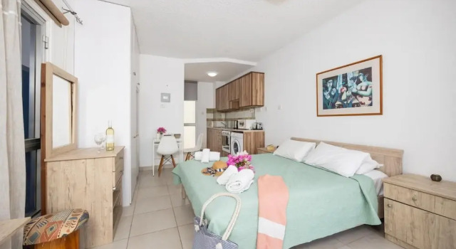Emilia 10 With 1 Bedrooms and 1 Bathrooms