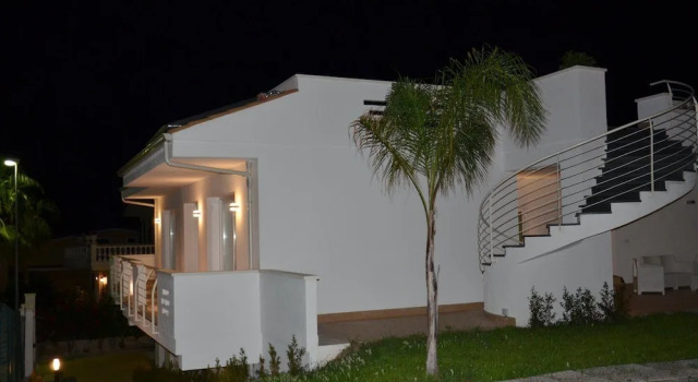 Centurio luxury rooms, Book Hotel Brivadi 