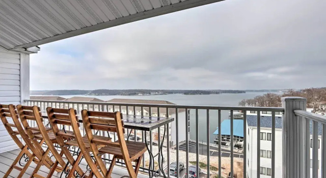 Апартаменты с 3 комнатами с балконом 1 Mi to Dining! Lakeside Group Getaway in Ozarks
