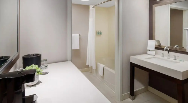 Двухместный номер Standard с балконом Courtyard by Marriott Manchester-Boston Regional Airport
