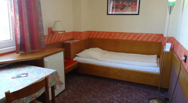 Номер Economy enjoyHotel garni Korntal Stuttgart b&b Parkplatz Sprinter Penny eTank Porsche-Museum