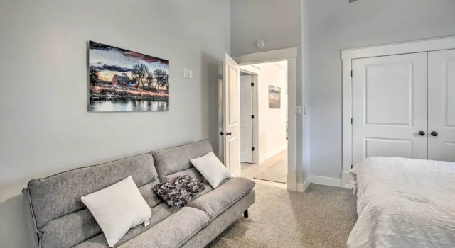 Коттедж с 4 комнатами Cozy + Chic Abode ~ 11 Mi to Bloomington Lake