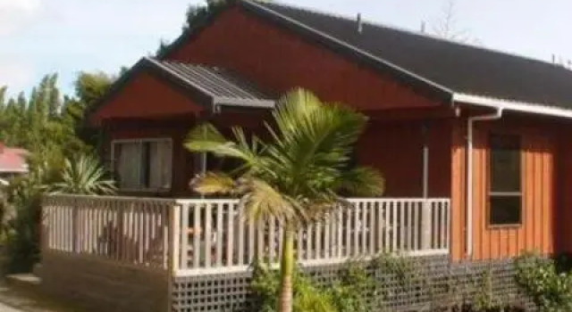 Кровать в общем номере Ahipara TOP 10 Holiday Park