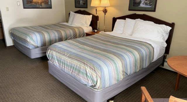 Четырёхместный номер Deluxe с балконом Snowshoe Motel