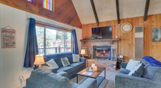 Cabin w/ Deck, Fire Pit & Big Bear Lake Access!