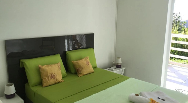 Appartement de 2 chambres avec vue sur la mer jardin clos et wifi a Deshaies a 1 km de la plage, Rezerwuj Apartament Hotele w Basse-Terre z parkingiem, Parking