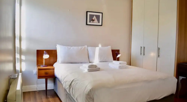 Modern 2 Bedroom Flat Above Family Run Pub, Забронировать Отель Отели Дублина 3 звезды, рядом с Театр «Тиволи», 3*