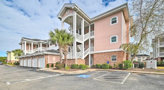 Bright Myrtle Beach Condo w/ Balcony!, Забронировать Апартаменты/квартира Отели Миртл-Бич с парковкой, рядом с PineHills Palmetto at Myrtlewood Golf Club, Парковка