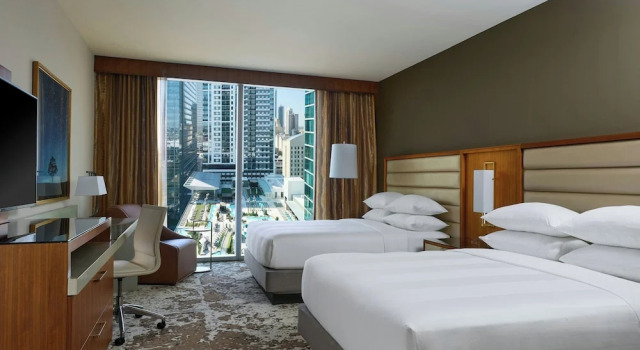 Четырёхместный номер Standard с красивым видом из окна Marriott Marquis Houston