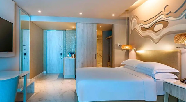 Номер Standard с балконом и с видом на город Hilton Santa Marta