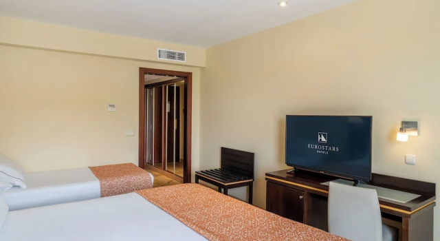 Трёхместный номер Standard Eurostars Plaza Acueducto