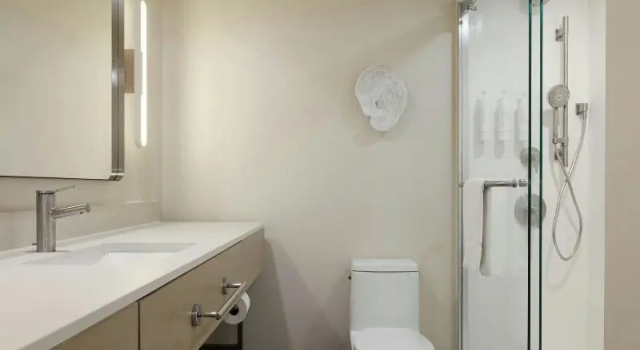 Четырёхместный номер Standard с балконом и с красивым видом из окна Fort Lauderdale Marriott Pompano Beach Resort