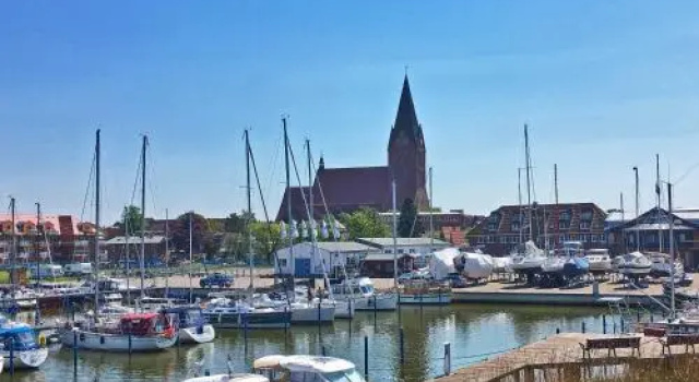 Neu renoviertes schwimmendes Ferienhaus Fischland in Barth, Забронировать Отель Отели Barther Bodden с парковкой, Парковка